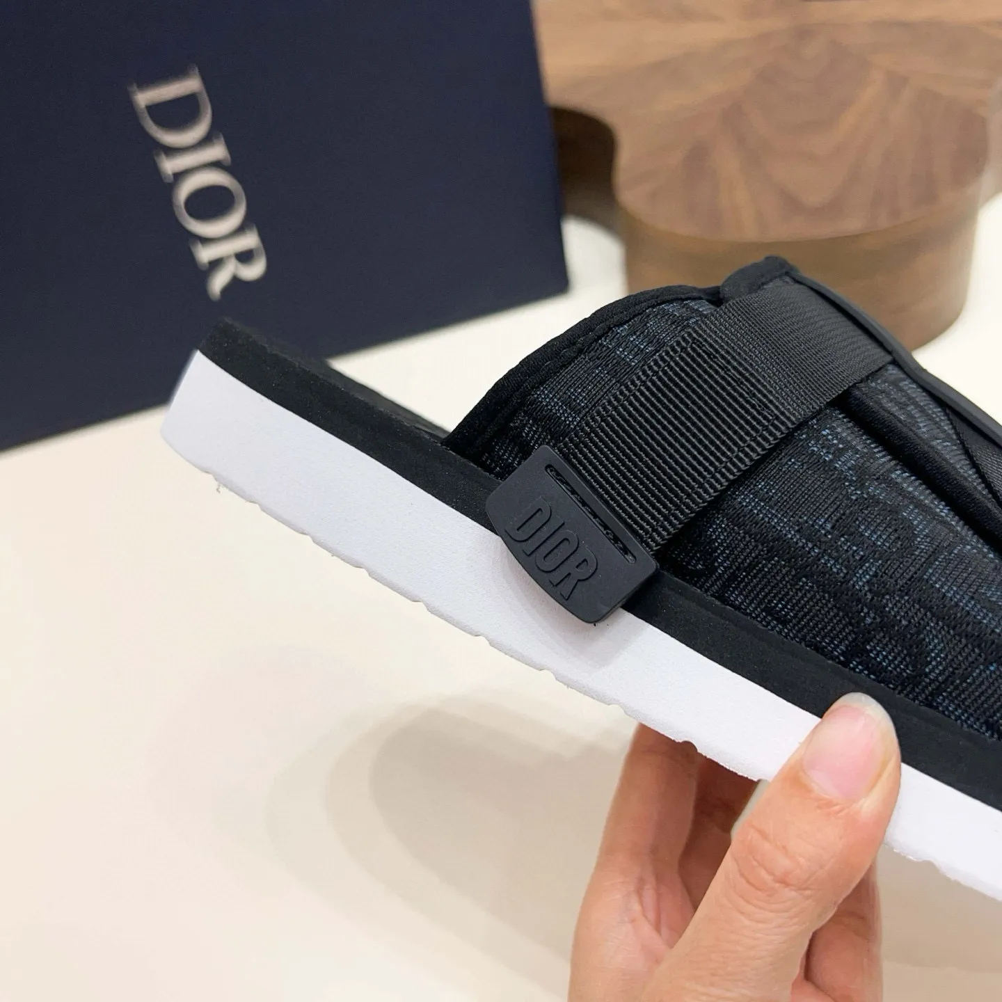 Factory price: 280💰Dior Alias ​​men's leather slippers. This Alias ​​sandal is a new summer product, showing a casual and elegant style. Carefully crafted from grained cow leather and Oblique printed fabric, with cowhide lining! Cross-strap design with metal-clad brass CD Diamond logo. The imported cowhide leather and rubber sole adds sophistication and comfort, while Oblique print-effect anti-slip panels add style. Size: 38-44 (45 customized)